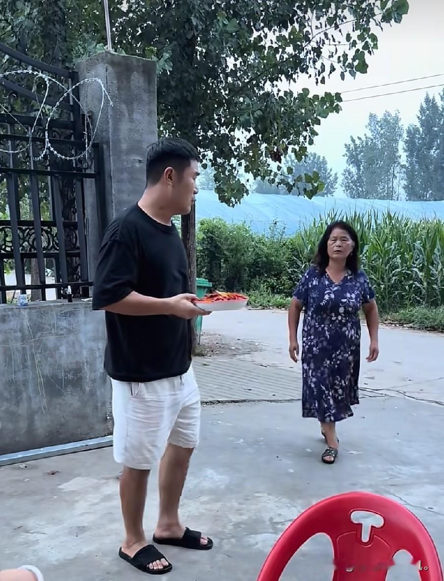 小故事！李佳的视频开始改头换面了。开始把半熟往正人君子这边拉。现在