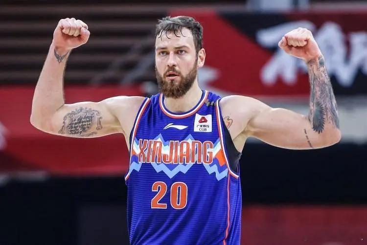 前NBA、CBA球员莫泰尤纳斯参加了MichałWiniarczyk的节目，谈