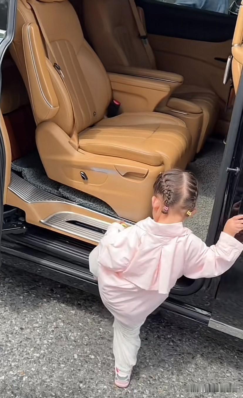 阿迪没走还在中国，今天他带凯莉去杭州动物园了！阿迪带着妈妈还有凯莉去动物园玩，