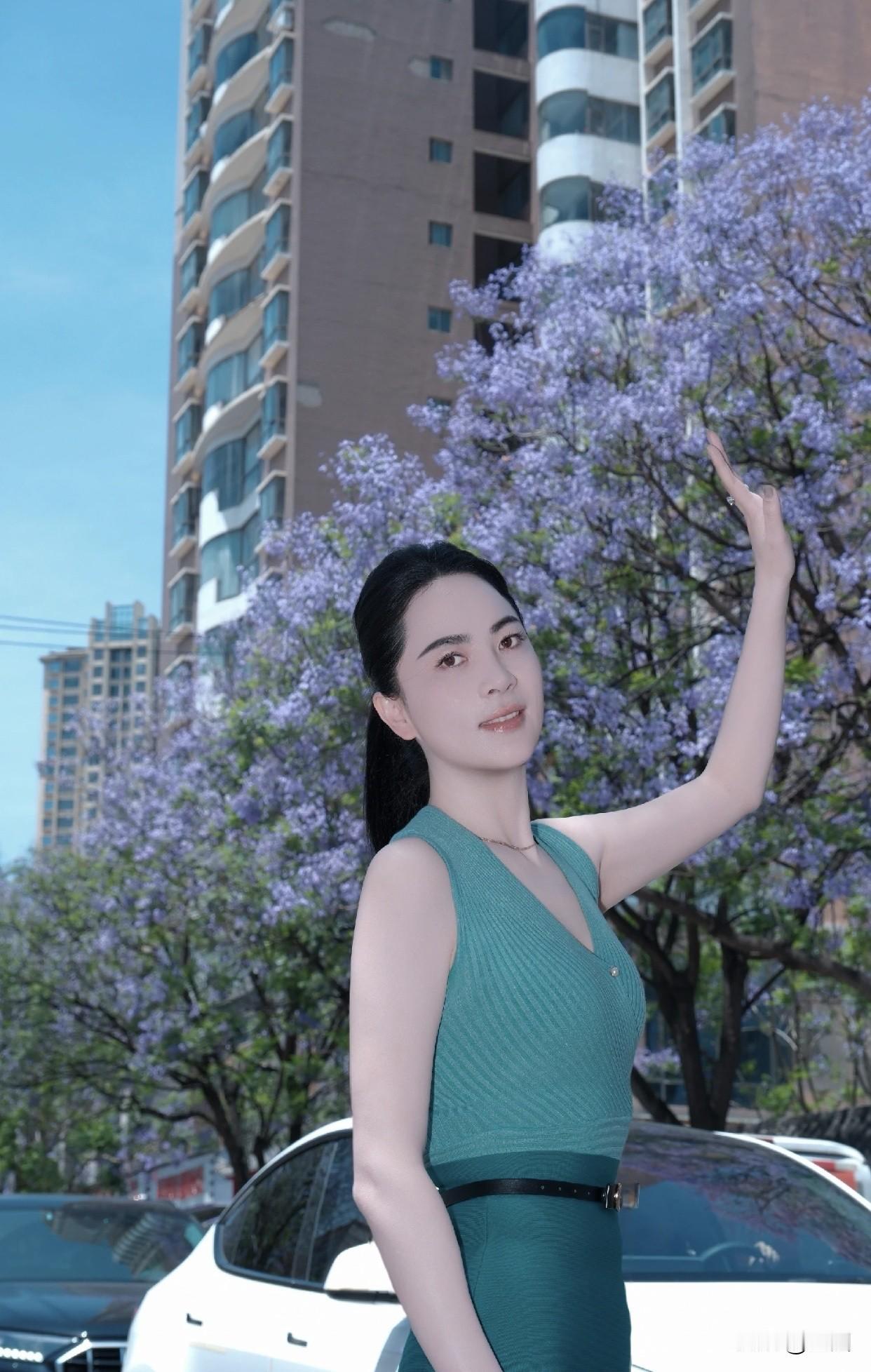 晒出你喜欢的美景、美食、美女优雅蓝裙，漫步花海，都市中的浪漫时光。