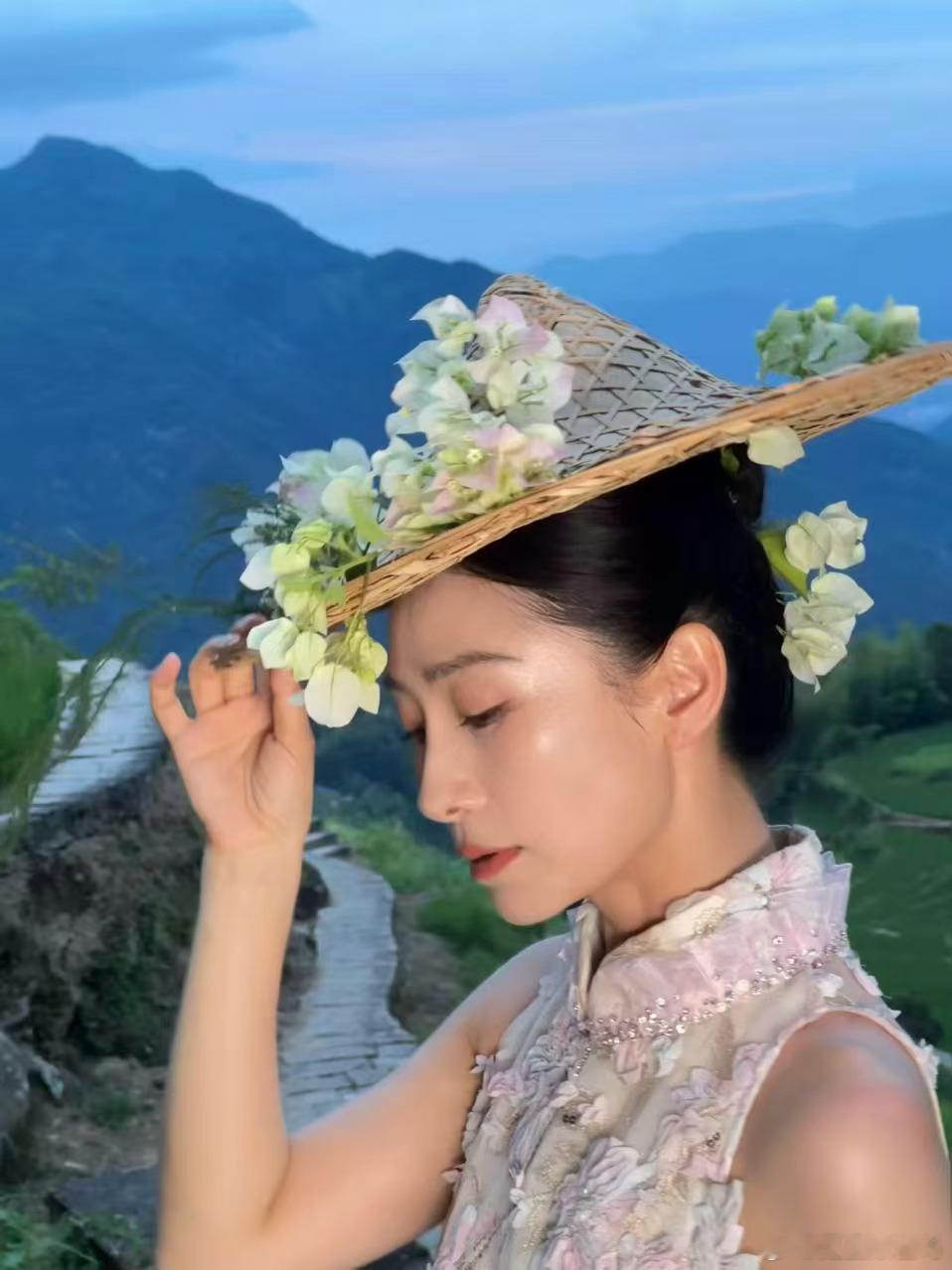 陶昕然山野簪花采茶陶昕然斗笠簪花造型镜头下的采茶画面韵味十足，斗笠簪花这个造型