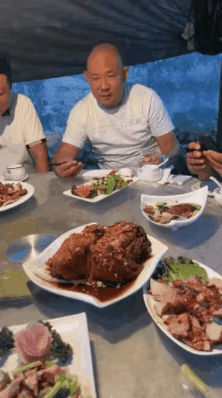 这个大哥吃席吃出了新高度大肘子一上来，毫不客气的站了起来，三下五除二把肉剔下，