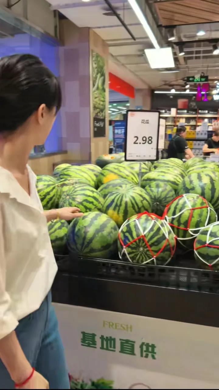 华为的小艺真牛！竟然能够帮忙挑西瓜！这不，5月14日，一个山东小姐姐去买西