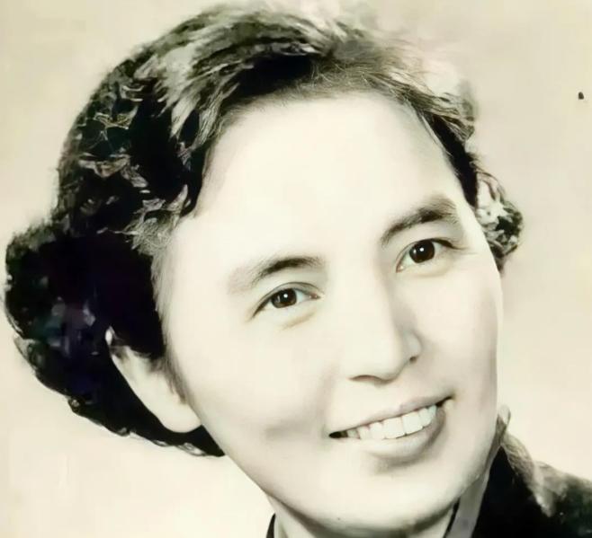 1940年，半夜，一个国民党女军官急急忙忙，跑到新四军驻地，但被哨兵拦下，女军官