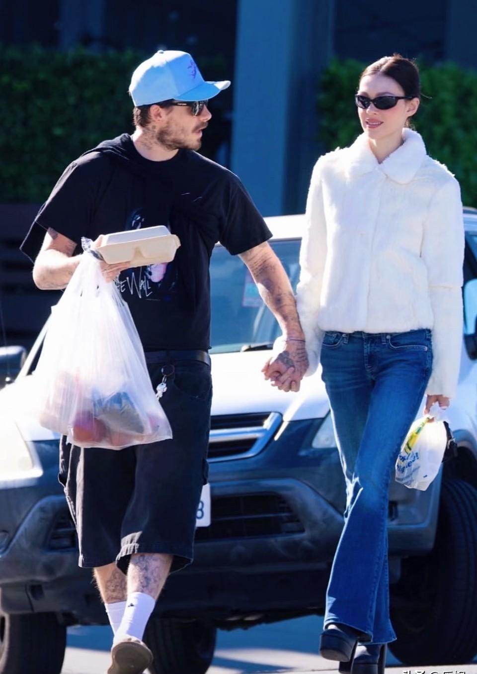 比弗利山庄的午后，布鲁克林一手三个购物袋，另一手紧攥饭盒，妮可拉只捏着个小纸袋。