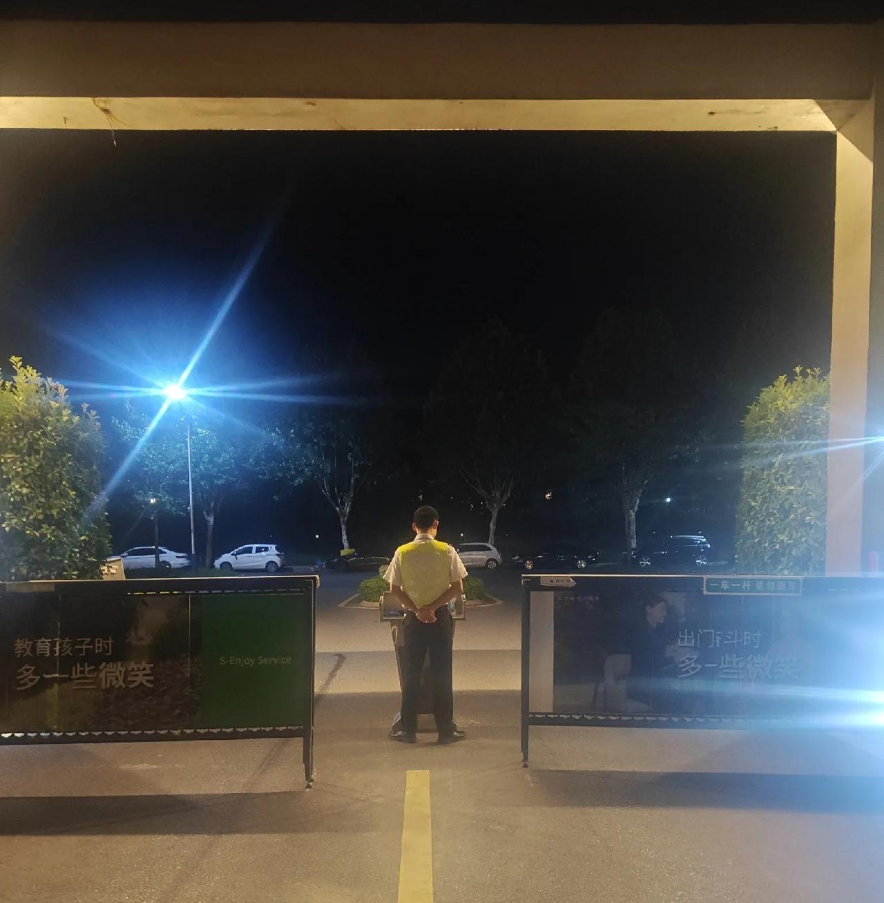 小区保安站岗敬礼毫无意义。现在很多小区保安都需要站岗，甚至有的小区还要求敬礼