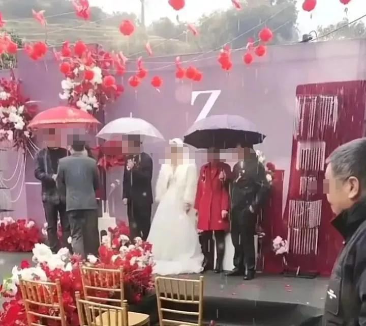 一场雨看清一个人！近日，河南一对新人结婚，正好下起了大雨，车子到达婚礼现场后，