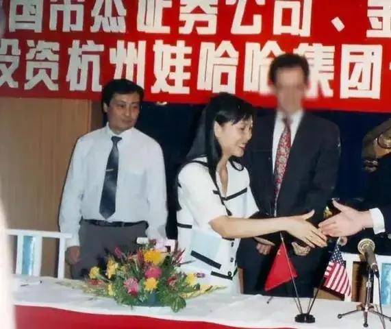 年轻时的杜建英，哪个老板看了都迷糊。不要再怪老宗了，你看你也迷糊。 杜建英1