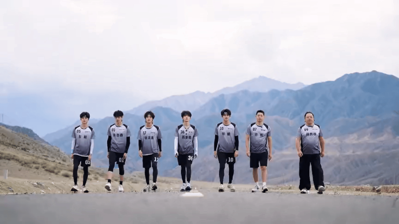 TOP都穿长裤不告诉朱志鑫救命好幽默的画面，就朱志鑫一个人露着小腿，不过腿真好看