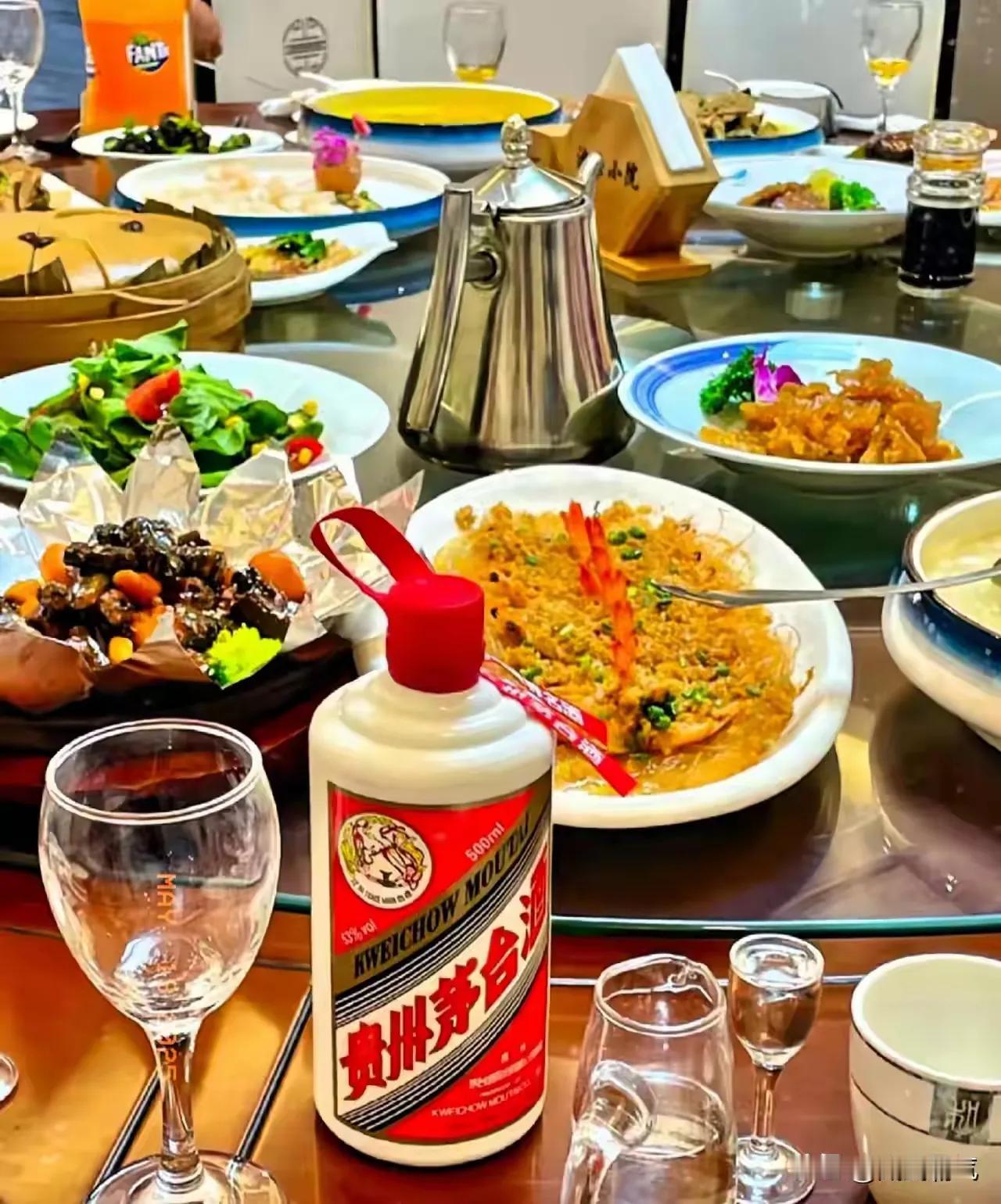 各地纷纷出台了最严禁酒令，有的地方甚至非工作日也严禁饮酒。这是好事，可以节省财政
