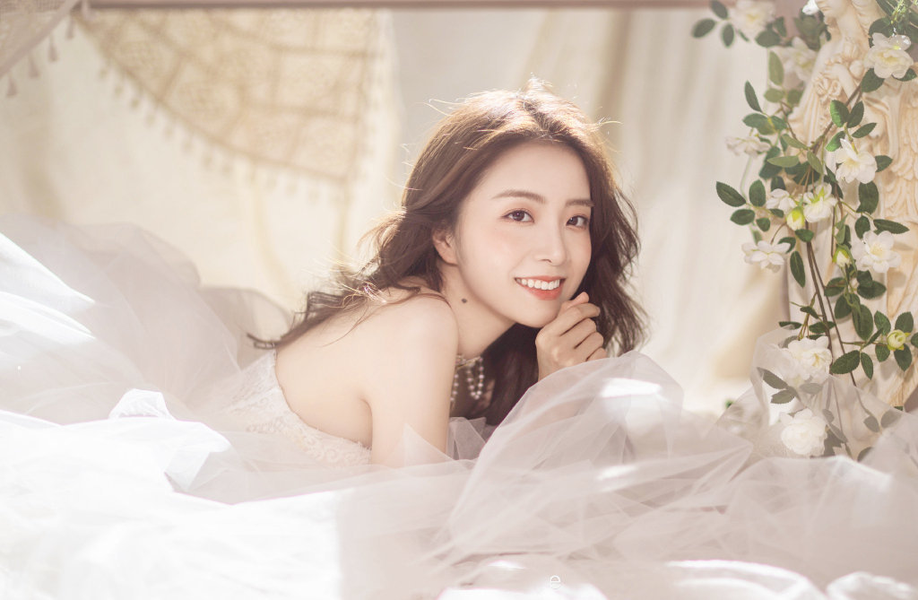 余霜拍婚纱大片，一袭白纱裙如梦似幻，是少女想要的样子