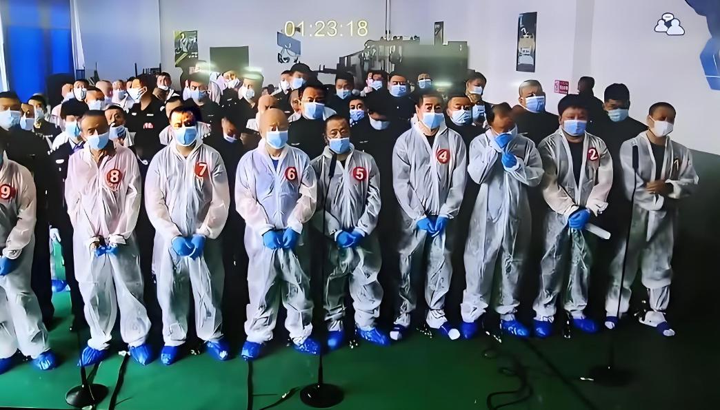 某乎上有个提问："真正的'黑社会'是什么样子的呢？"一个网名叫"周伯通"的通辽