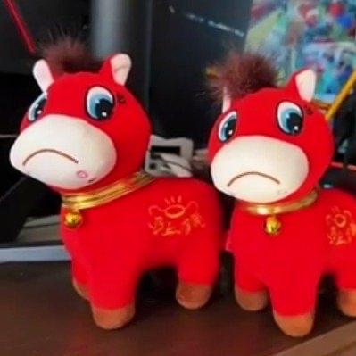 最近义乌的张老板娘可真是“因祸得福”——她家工厂原本生产的一批马年玩偶，因为工人