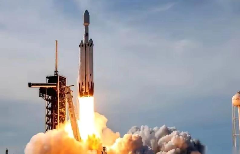 三颗卫星失利，就有人喊“不如马斯克”？承认差距，但别瞎抬杠：马斯克猎鹰1号