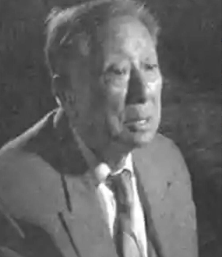 1942年，一名伪军师长派人送给粟裕一件东西，粟裕疑惑地打开一看，里面竟藏了一张