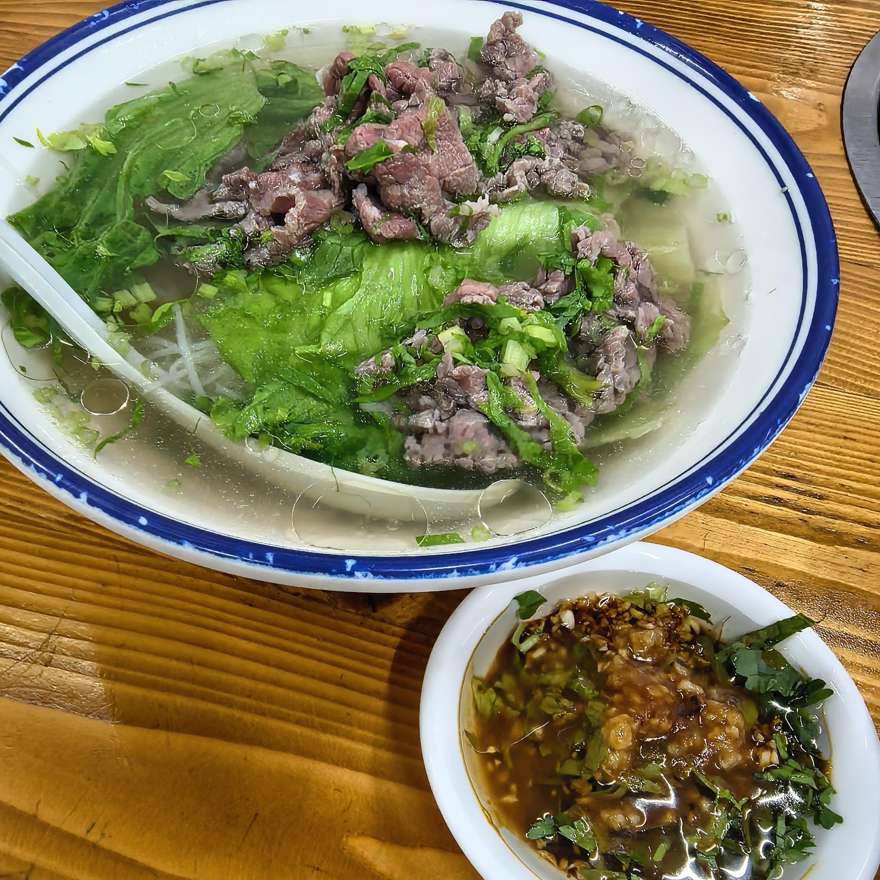 这潮汕鲜牛肉粿条简直一绝，用新鲜大牛骨炖出来的汤就是甜鲜，好食[赞]​​​