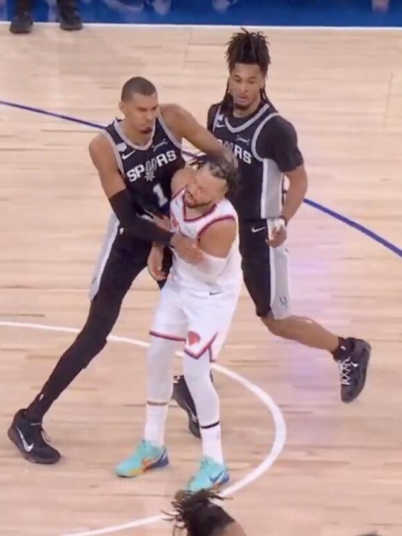 “法克文班亚马！！！”尼克斯球迷疯狂对着文班爆粗。原因是在NBA总决赛第三场