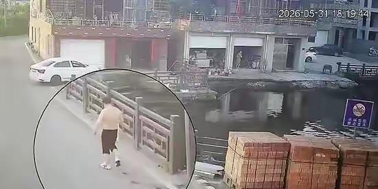 近日杭州萧山发生了一件格外暖心的真事！57岁网约车司机李辉危急时刻跳水