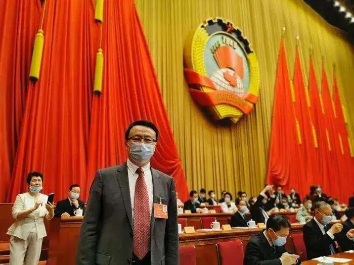 贾庆国教授提议获得通过执行提高外国留学生待遇包括改善学习和生活