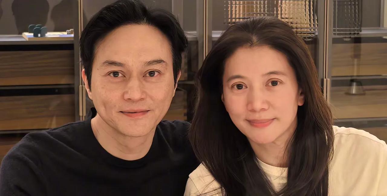 袁咏仪张智霖庆结婚24年啦！大美女素颜出镜、直面岁月痕迹，老得那么真实又自然。