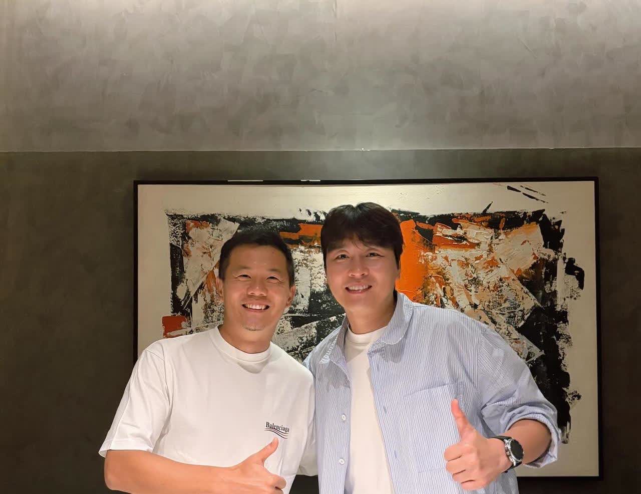 黄博文晒出了他与曾经的全北现代大哥李同国（东国）的和合影，他也表示与曾经的大哥再