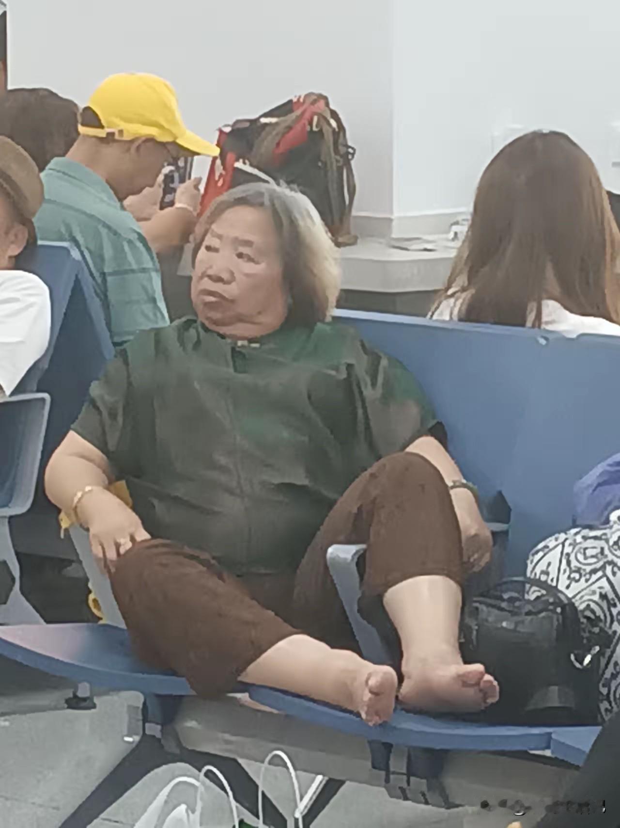 没有位子坐了，我也不敢跟她协商啊[捂脸哭]