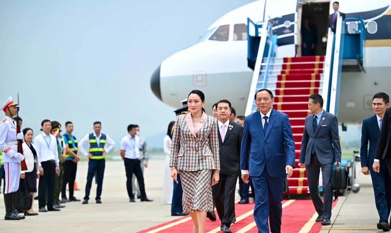 泰国38岁女总理与代表团抵达越南河内，开始为期两天的国事访问。佩通坦穿着淡粉色