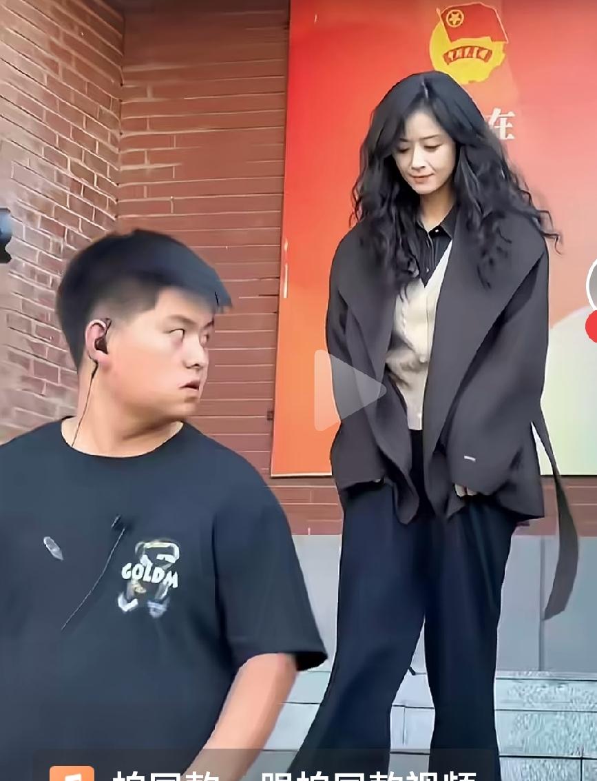 看蒋欣瘦的已经脱相了，饿的人变形了，人前显贵人后受罪，之前看她一个因为减肥饿哭的