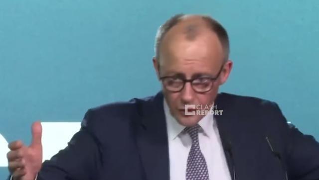 默茨访华结束后在德国演讲，语气激动持续咆哮，台下安静无声！2026年2月下旬