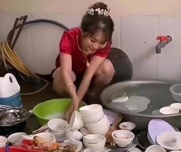 为了热闹在老家办的婚礼酒席，亲朋好友散去，大大小小的碗碟堆了一地，没想到新娘衣服