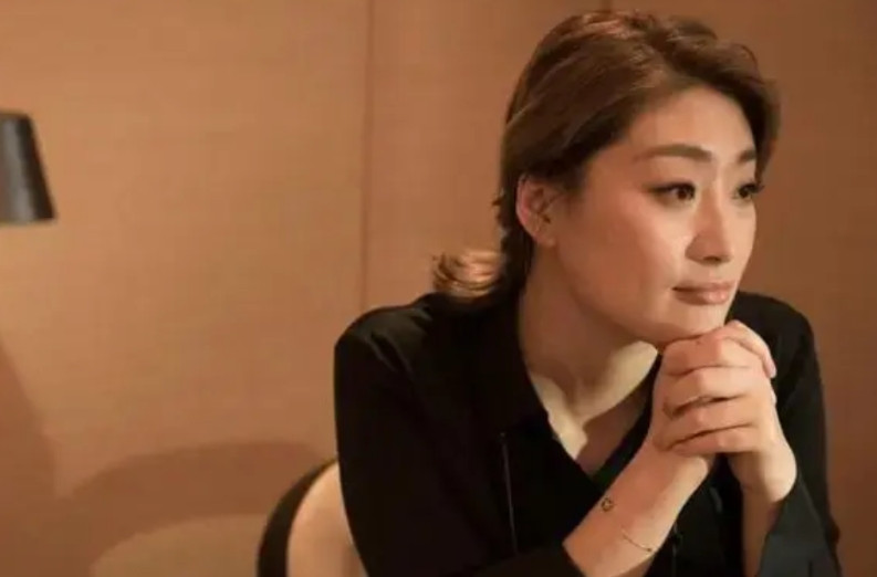 宗馥莉其实可以大度一点，如今的情况是父亲的造成的，无需去责备上一代人的所做。毕竟