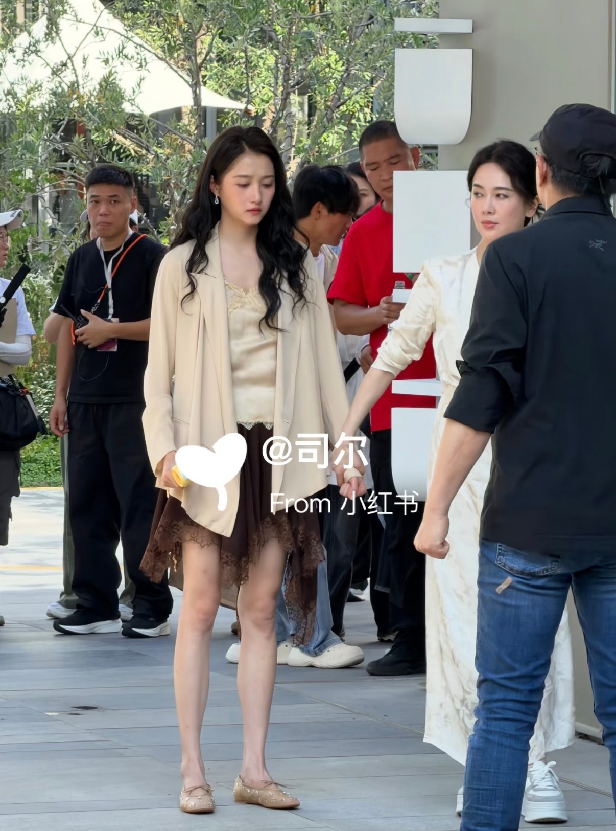 路人视角下的关晓彤状态怎么样？看来跟鹿晗分手是个正确的选择啊