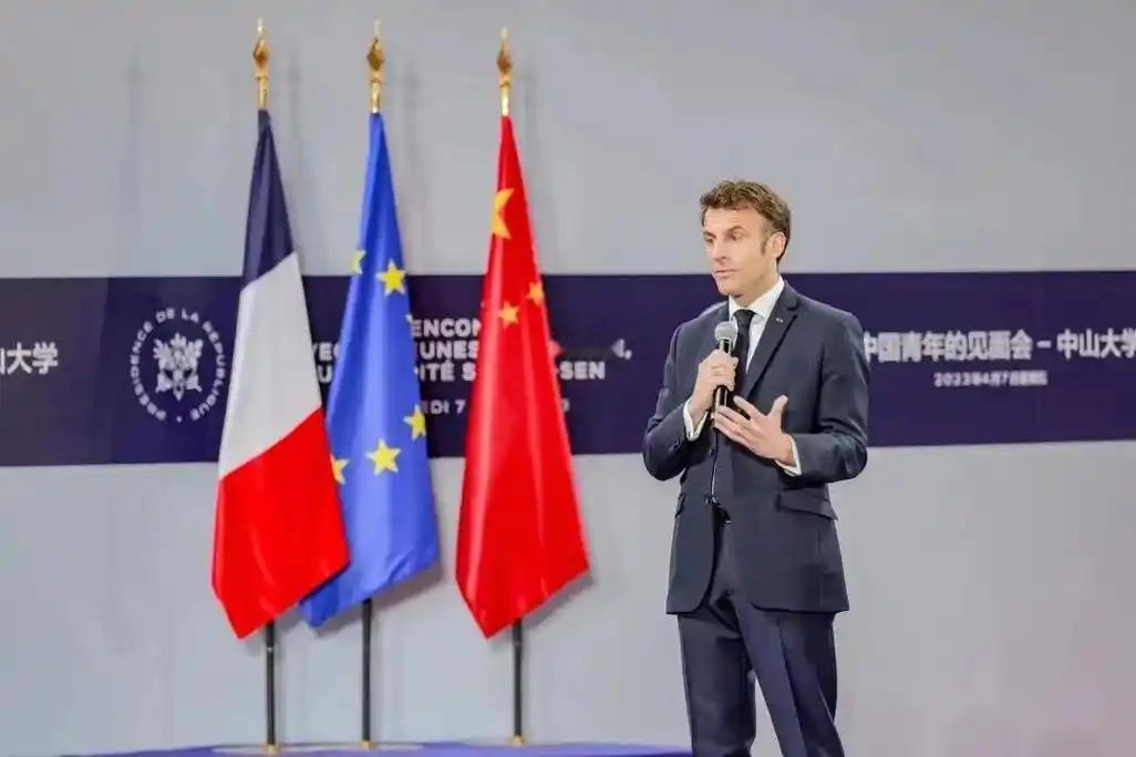 马克龙这波操作，堪称反水美国，但第一个跑路的往往是最懂行的？巴黎那边刚传消息