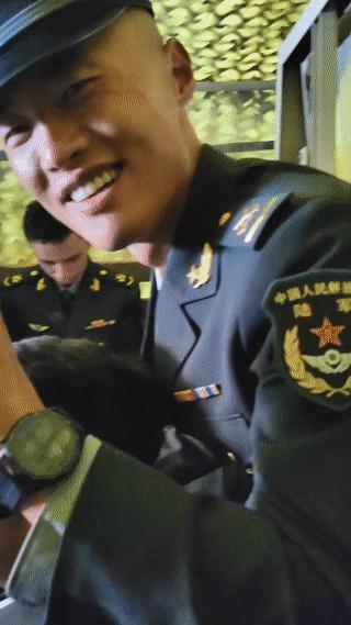 这辆货车上的人好像都是军官啊？看他们身上所穿的军装制服也并不是普通士兵衣服？