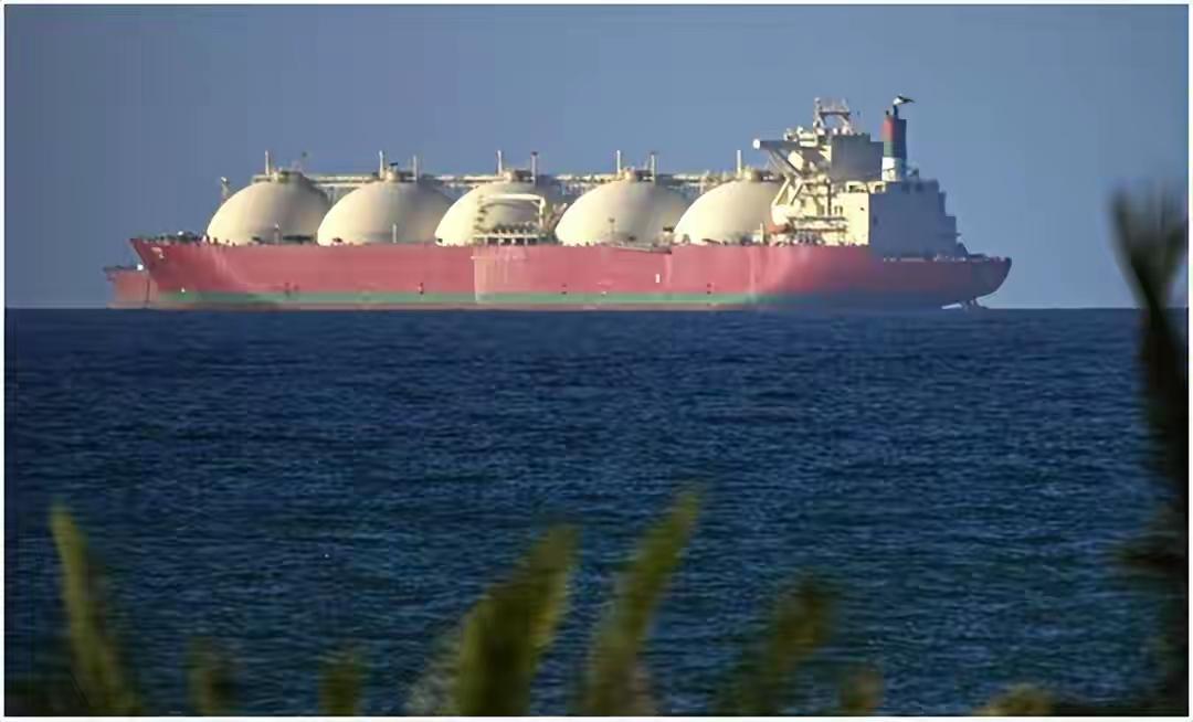 ​不敢轻举妄动！在霍尔木兹海峡周边停靠了大量的游轮，这些游轮的体积非常的庞大，从