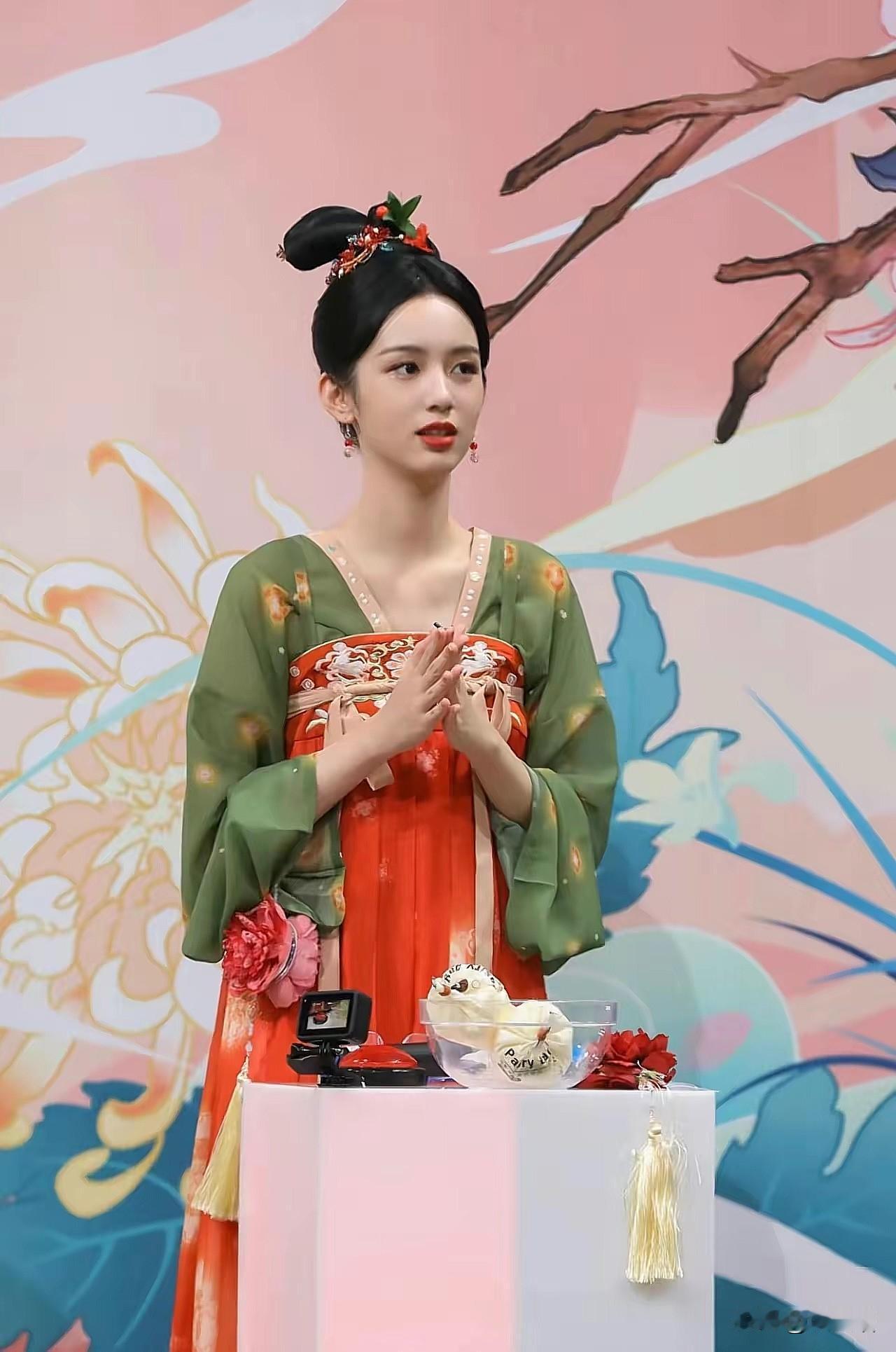 洛阳汉服店主这回真要偷着乐了！景区三步一家汉服店，唐宋元明款式随便挑，唯独不