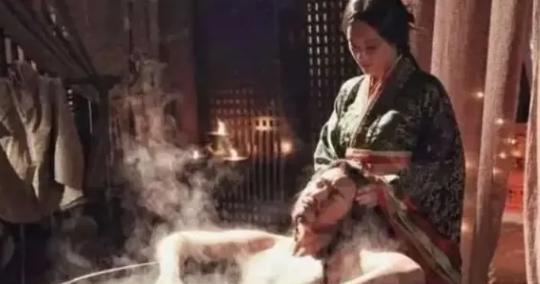 1189年，一天，一名宫女伺候宋光宗洗澡时，手不小心碰到了宋光宗的肌肤，光宗情不