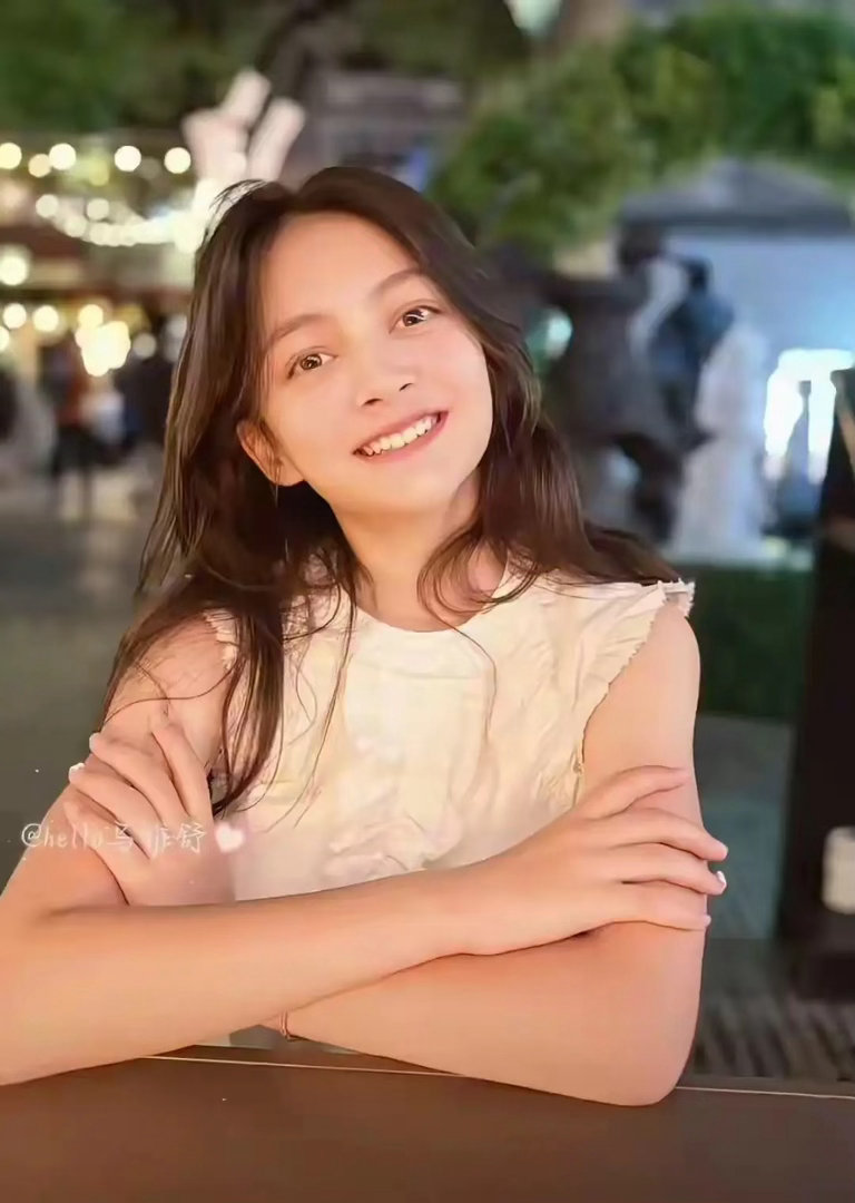 马雅舒有一对混血儿女，女儿漂亮，儿子是个小帅哥，而且长相都偏东方，但现任老公跟前