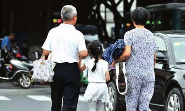 最近，广州南沙区一所小学的一份“建议”在网上炸开了锅。这所学校发了个通知，说“不
