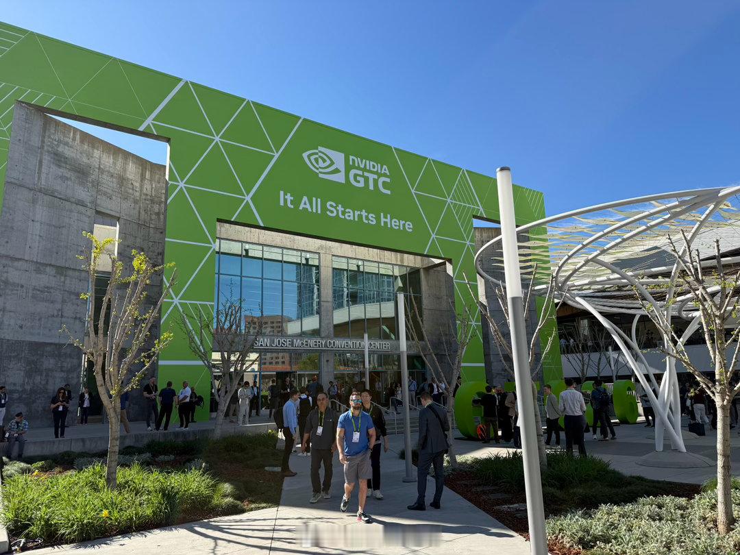 今天31度，室外已经是盛夏的感觉了，但展馆里还是寒气袭人。好多人排队领免费冰淇淋