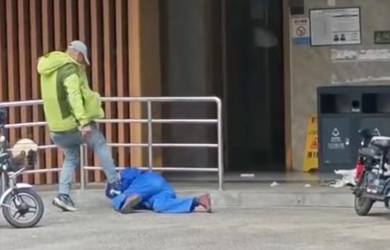 倒垃圾还骂环卫工人,还打环卫工人。10月22日,陕西西安街头,王某对环卫工人拳