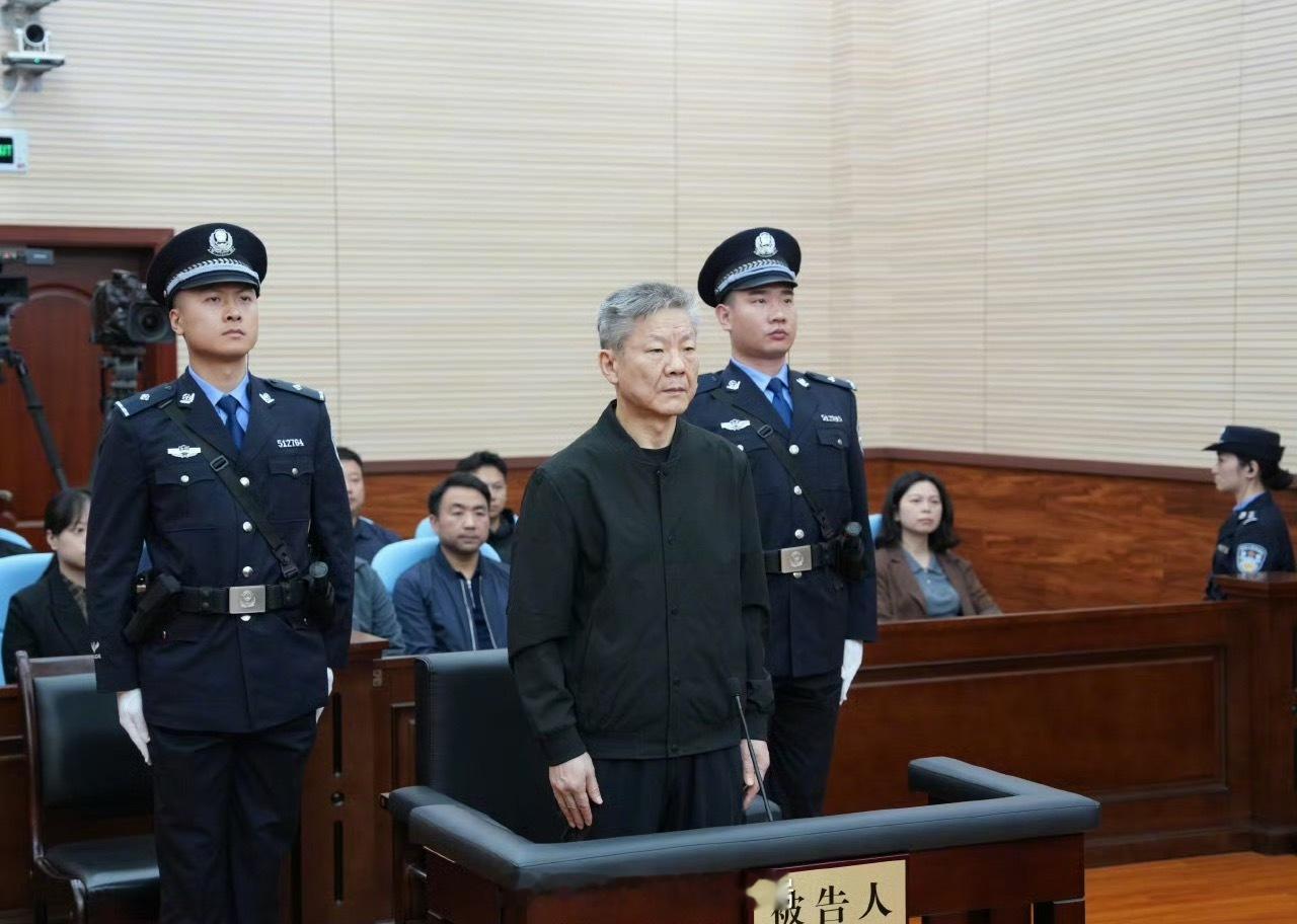 陆克华受贿1.89亿余元陆克华长期利用住建、重庆政务等职务便利，为企业及个人谋利