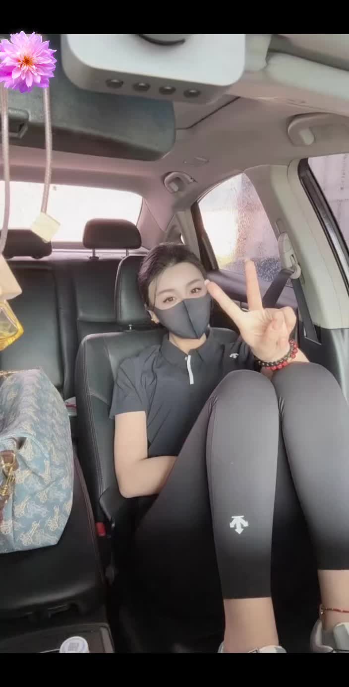 我见青山多妩媚，料青山见你应如是