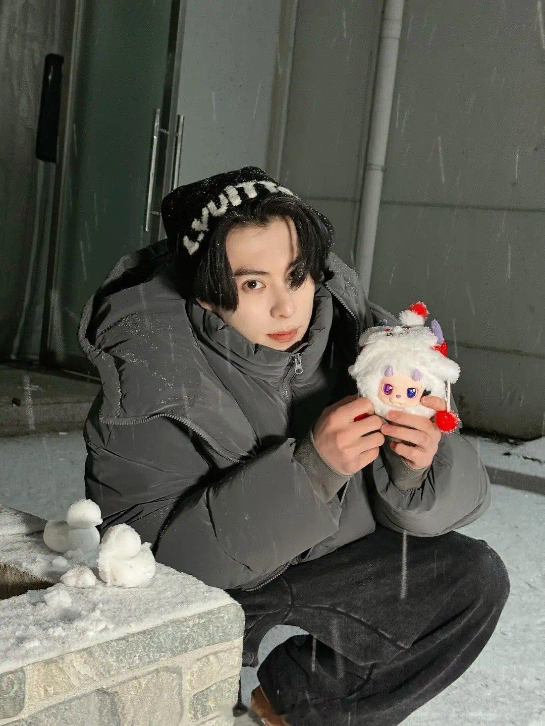 王鹤棣是有点秃还是剃掉了鬓角