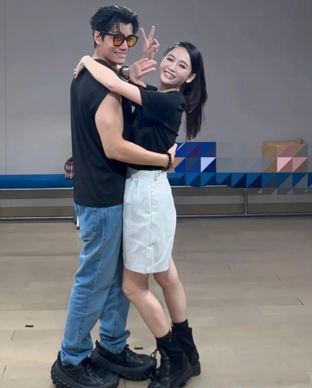 陈乔恩都46岁了还是小女孩性格，和老公艾伦一起练舞，当着工作人员的面搂腰，亲吻，