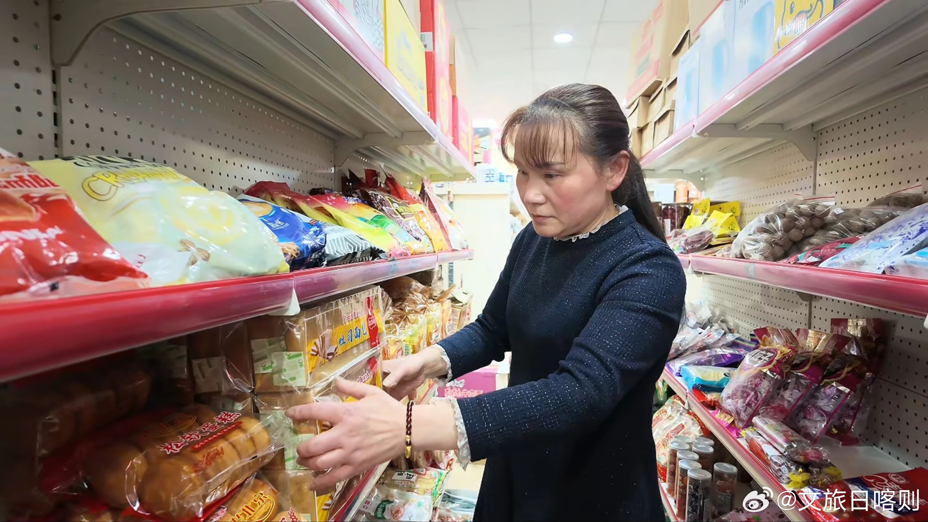 微光汇聚，温暖守吉隆“8·26”吉隆口岸泥石流灾害发生后，无数平凡人奔赴而来、挺身而出。千里驰援的外