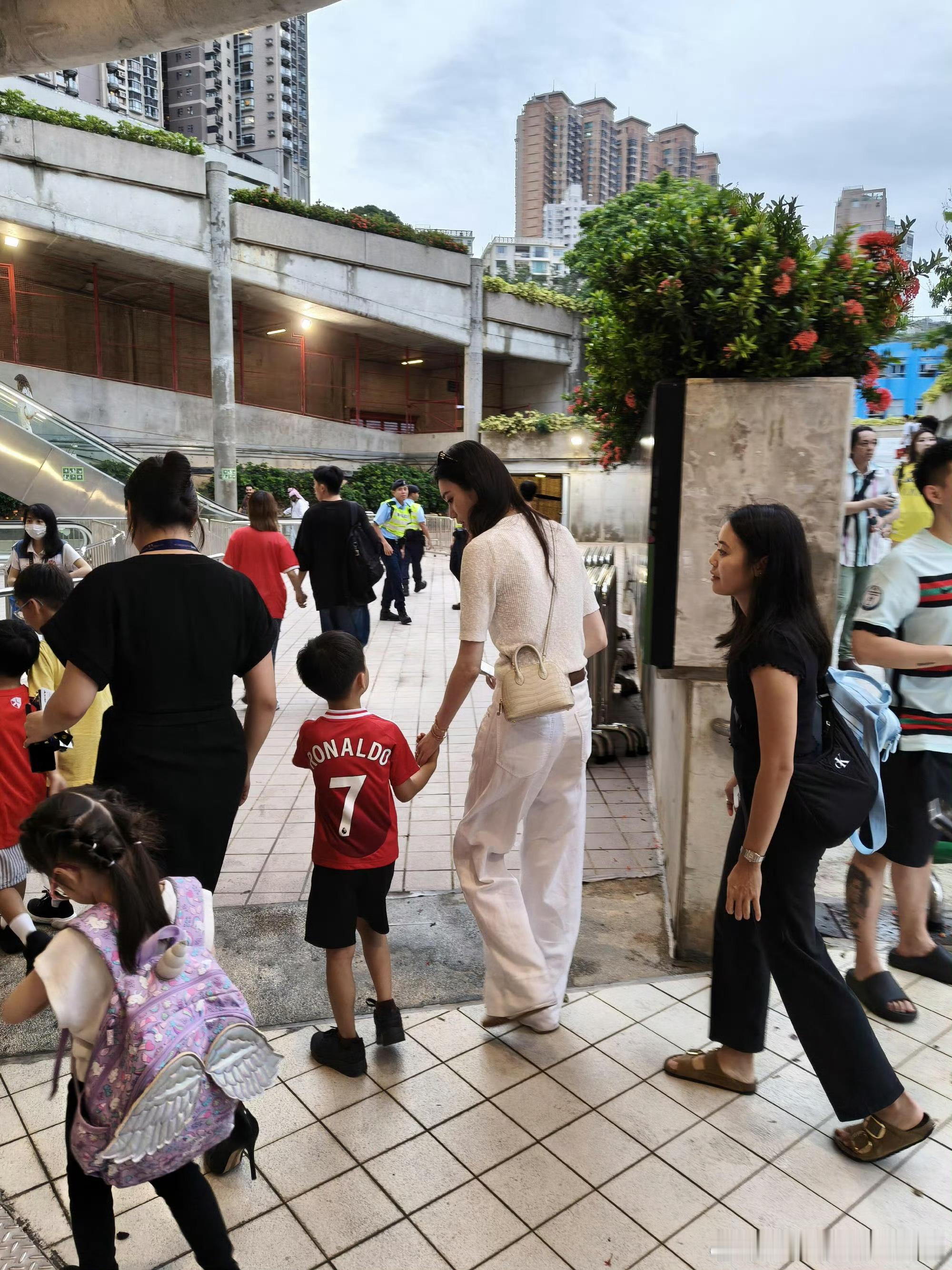奚梦瑶5岁儿子身高本来觉得没什么，可是旁边站的是超模妈妈！一下子就感觉不一样了