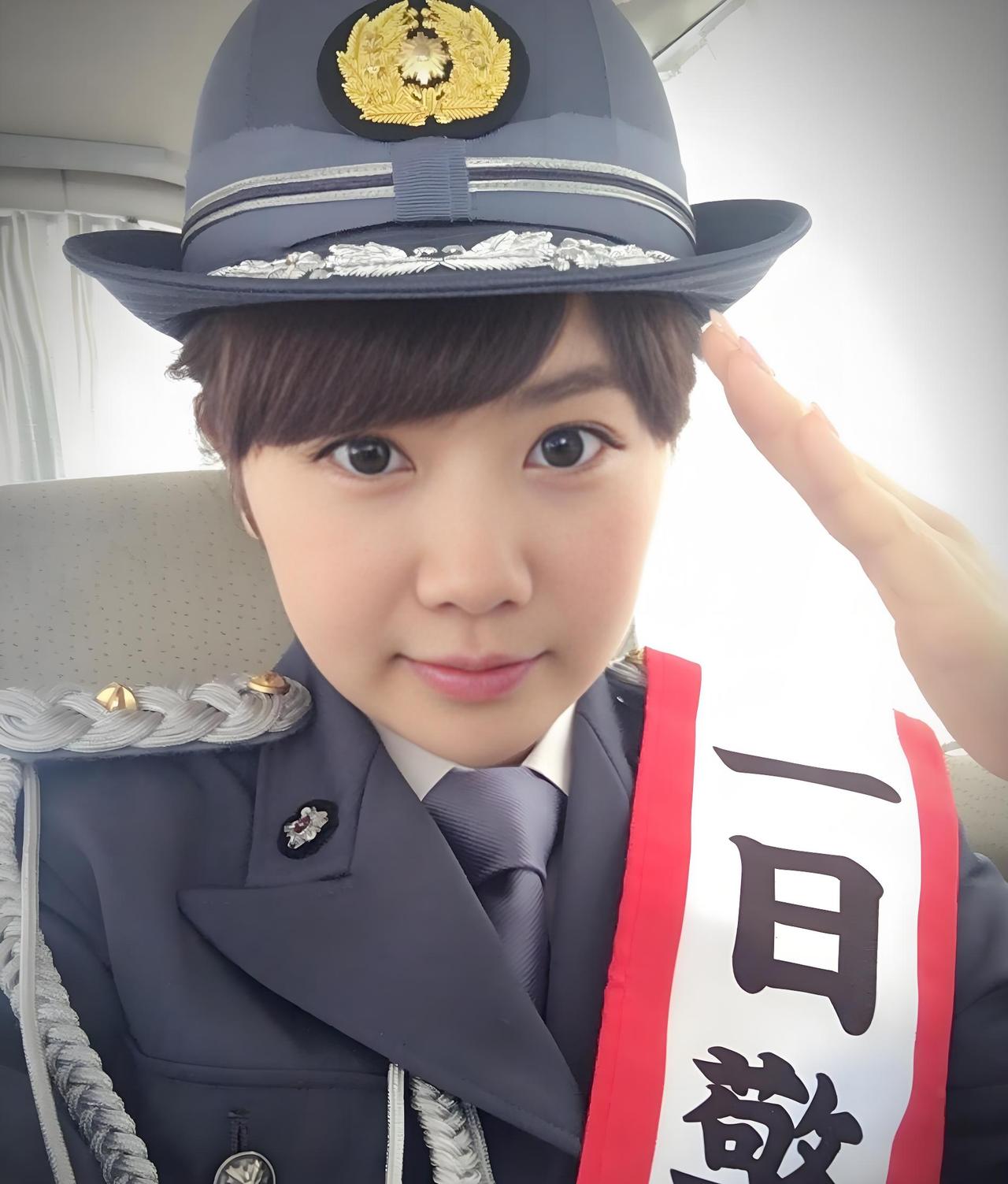 日本的“一日警察署长”活动，虽然形式似乎老套了些，但有一众乒乓球队员参与，还是为
