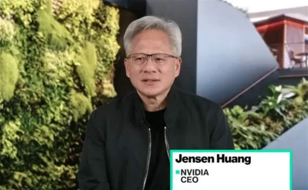 黄仁勋首次坦承华为AI芯片性能已达到H200的水准了。其实他心里非常明白：下一
