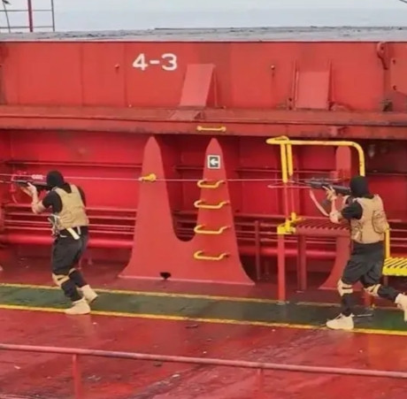 胡塞炸沉万吨巨轮，也不将其劫持到自己港口，表明：其行为是匡扶正义，不是披着狼皮的